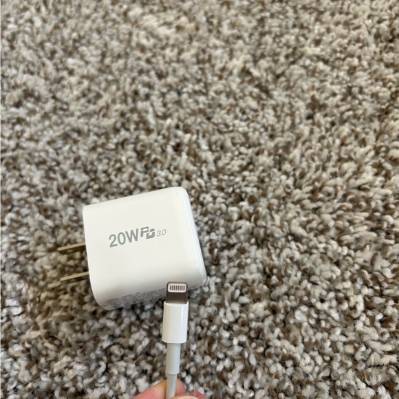 Like New Apple 6th Generation 32GB iPad With NO FLAWS & Charging Bank With Cord! - Picture 11 of 12